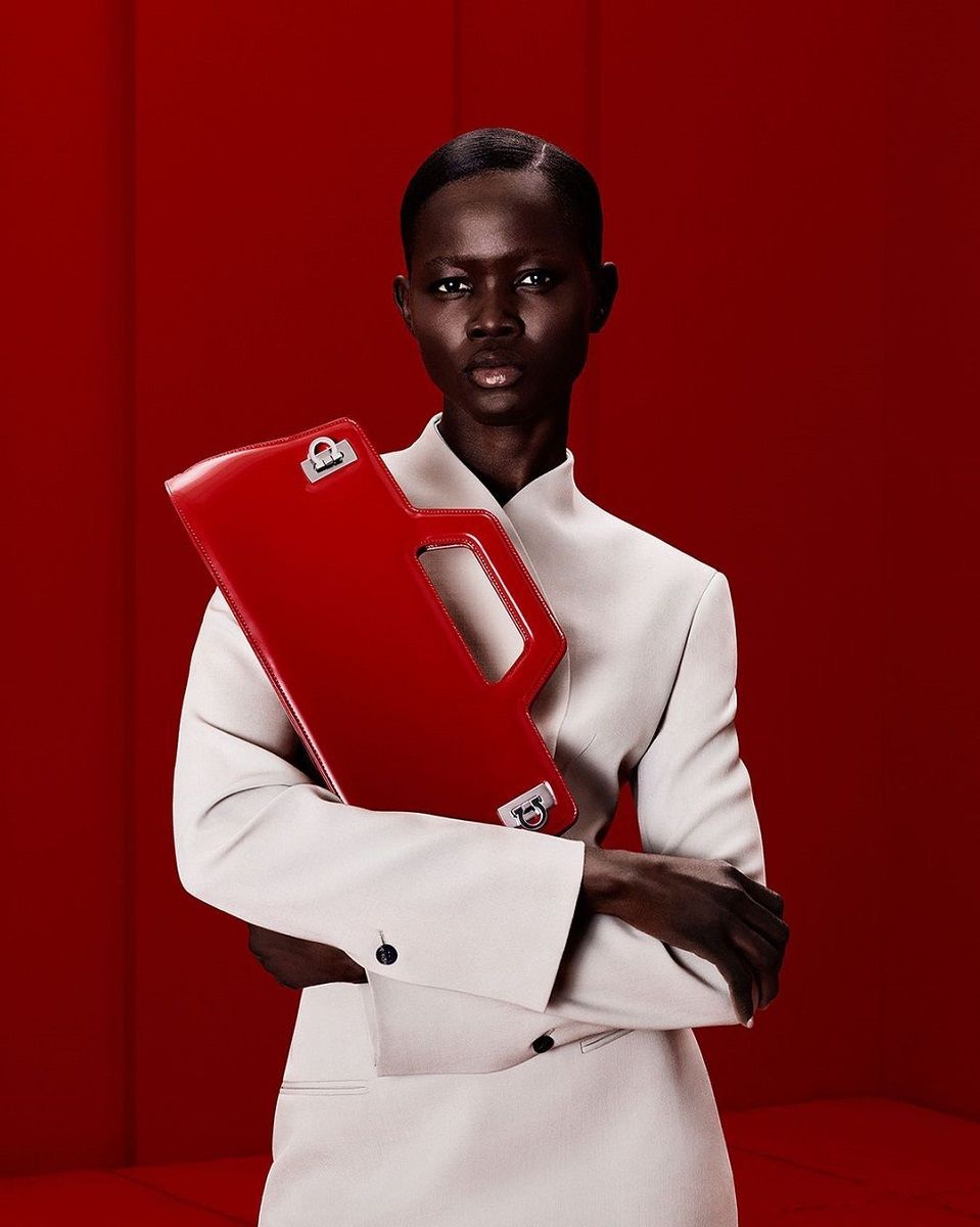 Trend SS23: the must-have bags of the moment XXL, wristlets, baguette, with romantic and sparkling details | Image 448442