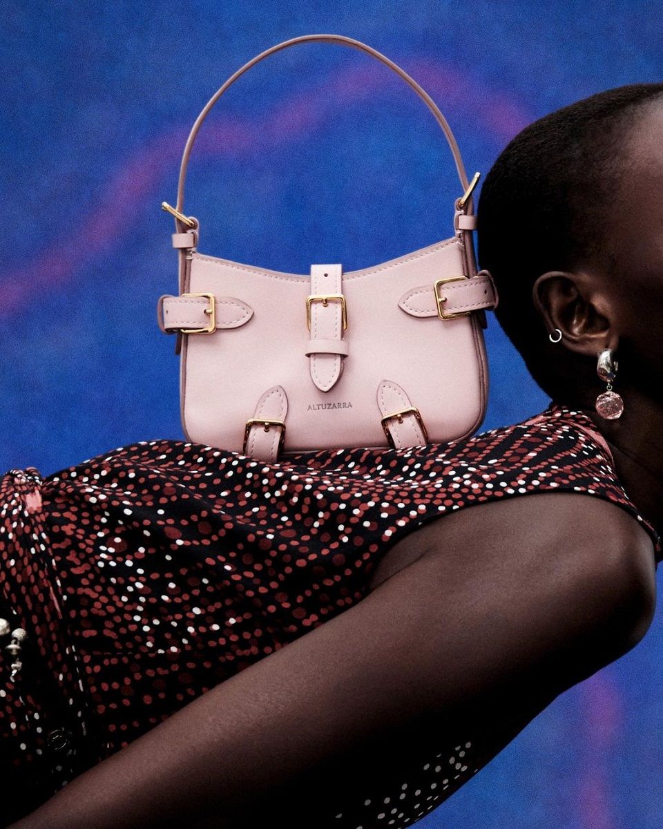 Trend SS23: the must-have bags of the moment XXL, wristlets, baguette, with romantic and sparkling details | Image 448445