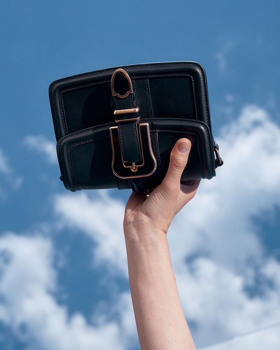 Trend SS23: the must-have bags of the moment XXL, wristlets, baguette, with romantic and sparkling details | Image 448446