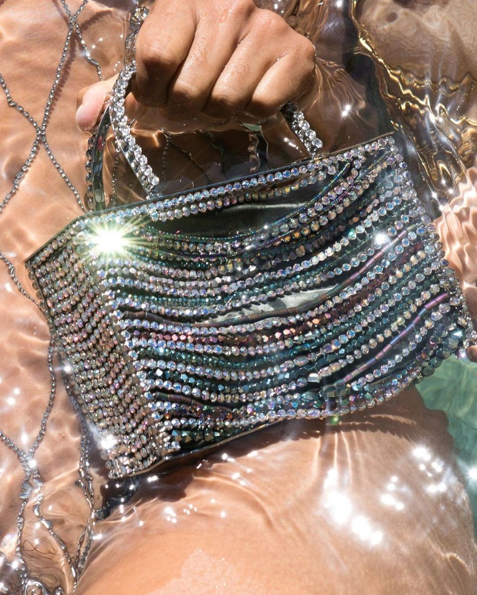 Trend SS23: the must-have bags of the moment XXL, wristlets, baguette, with romantic and sparkling details | Image 448450