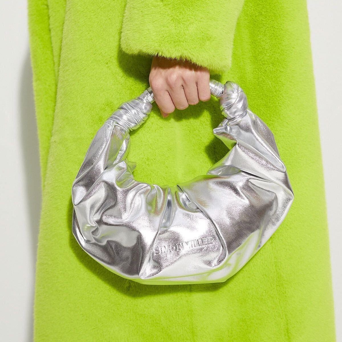 Trend SS23: the must-have bags of the moment XXL, wristlets, baguette, with romantic and sparkling details | Image 448451