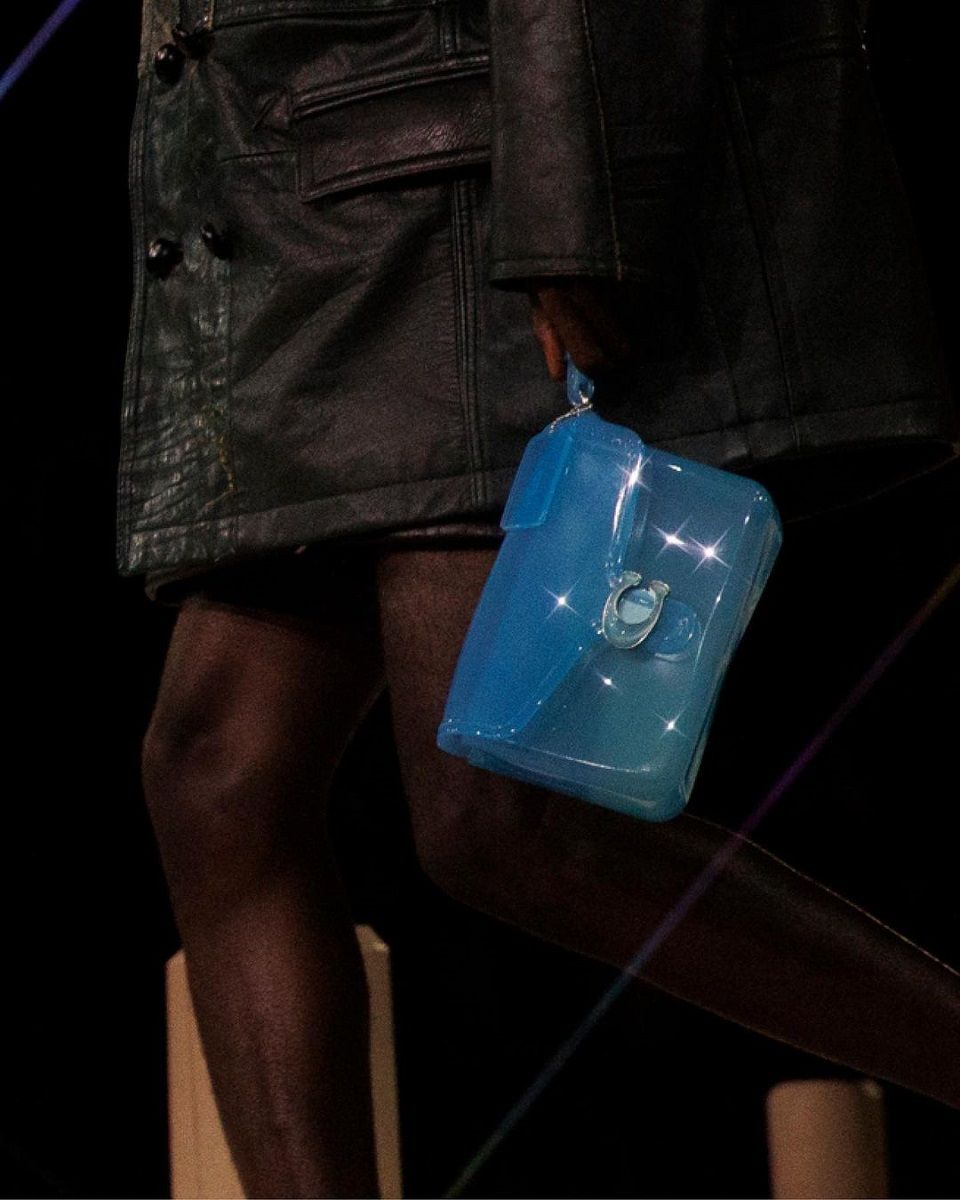 Trend SS23: the must-have bags of the moment XXL, wristlets, baguette, with romantic and sparkling details | Image 448474