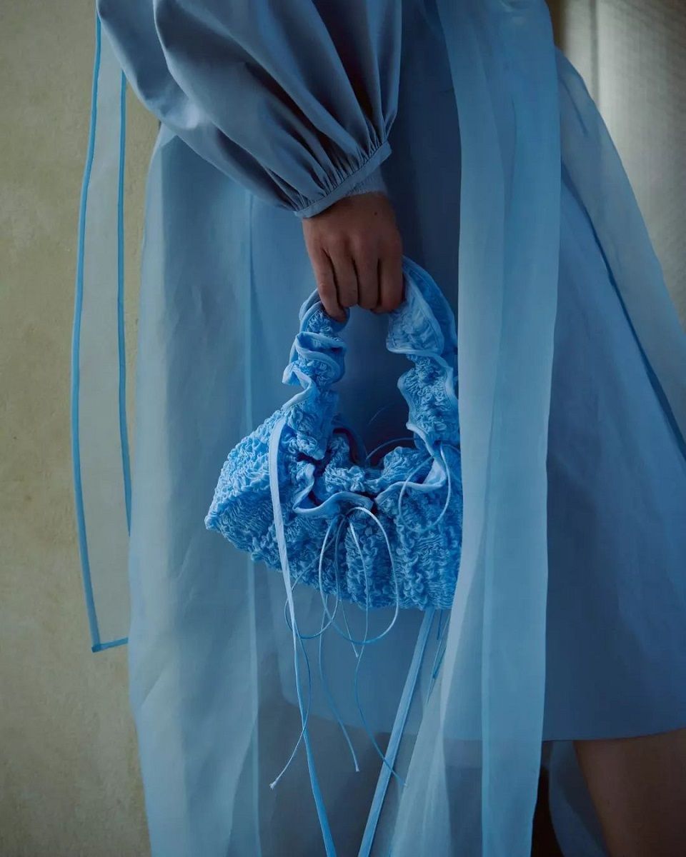 Trend SS23: the must-have bags of the moment XXL, wristlets, baguette, with romantic and sparkling details | Image 448478