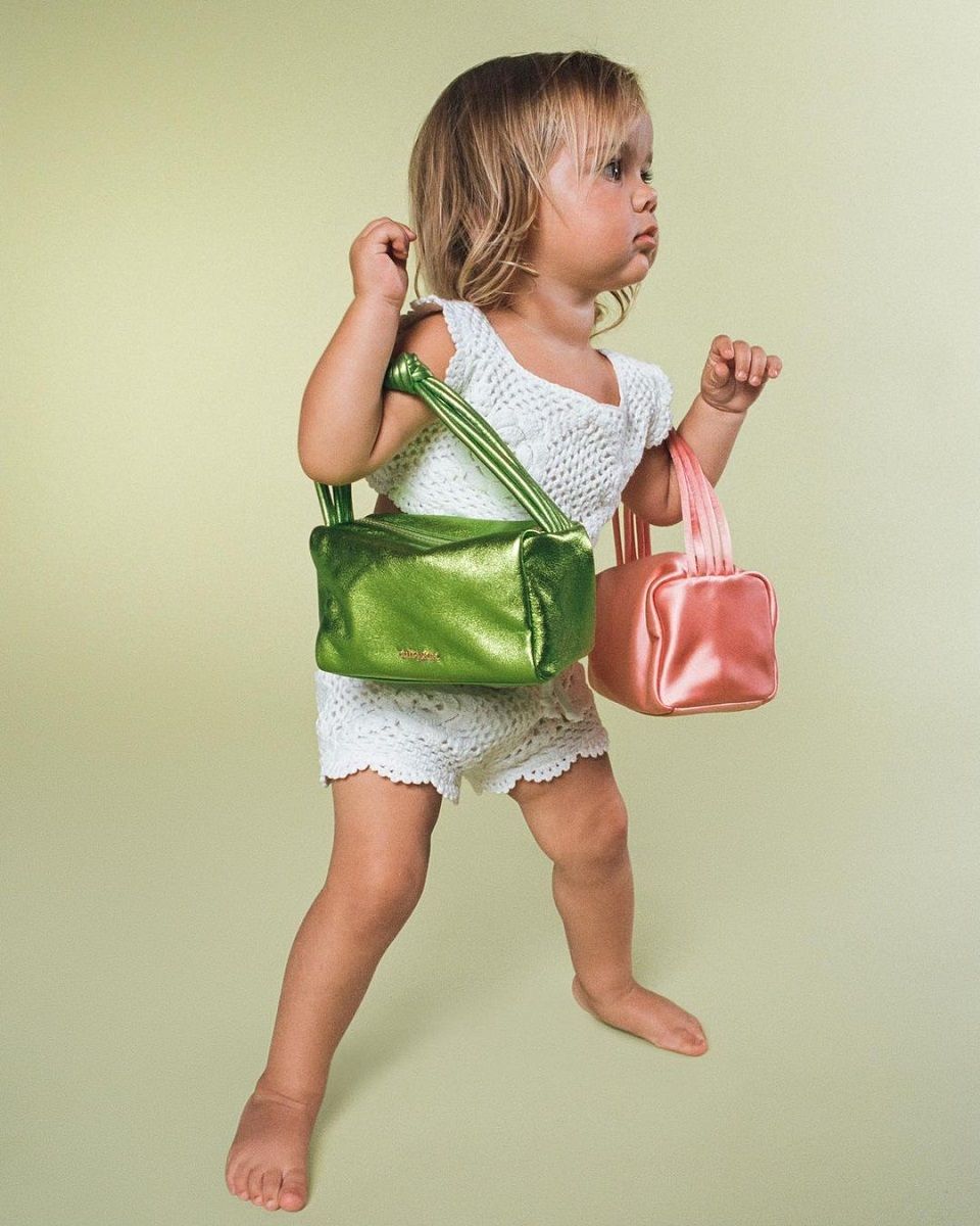 Trend SS23: the must-have bags of the moment XXL, wristlets, baguette, with romantic and sparkling details | Image 448479