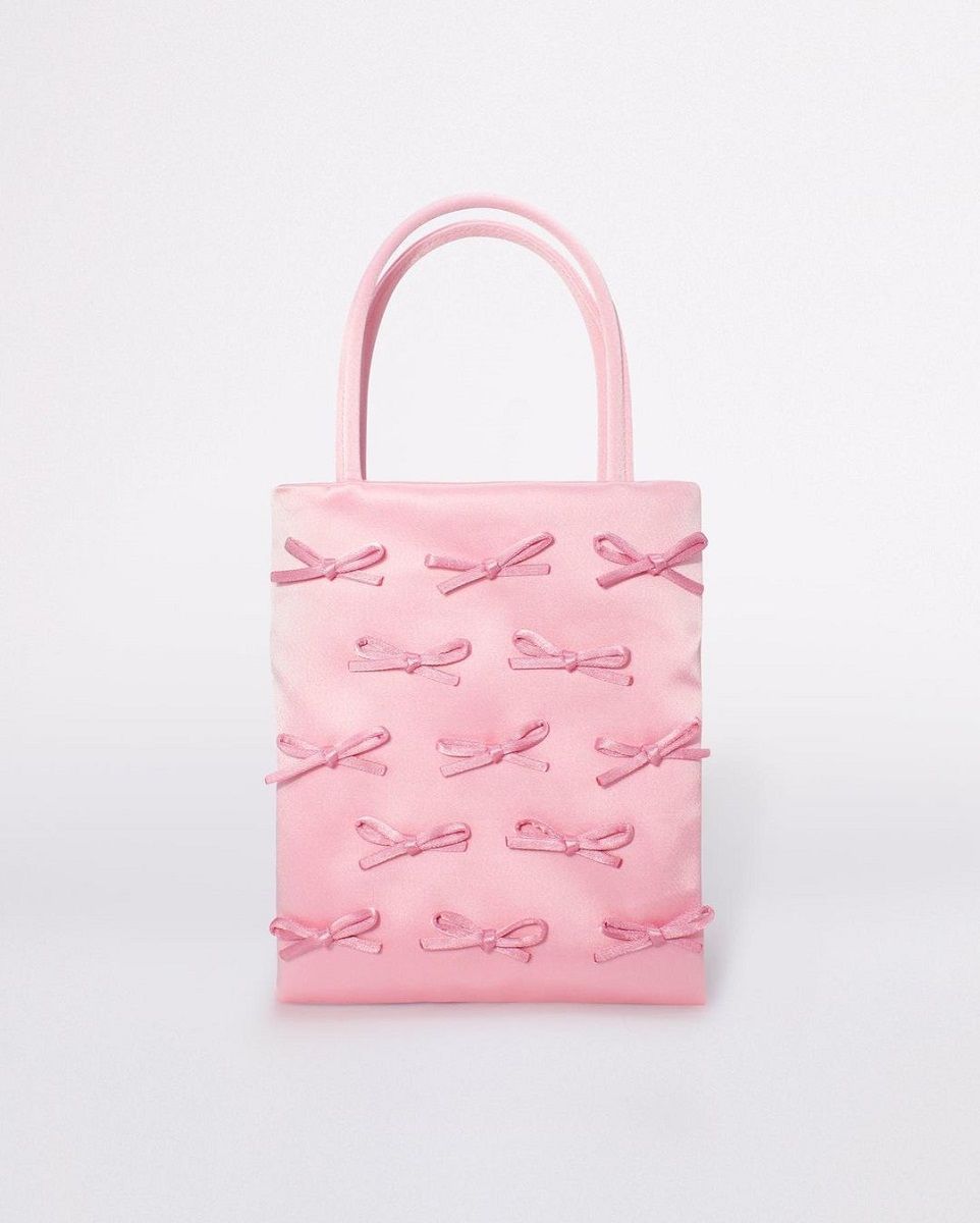 Trend SS23: the must-have bags of the moment XXL, wristlets, baguette, with romantic and sparkling details | Image 448480