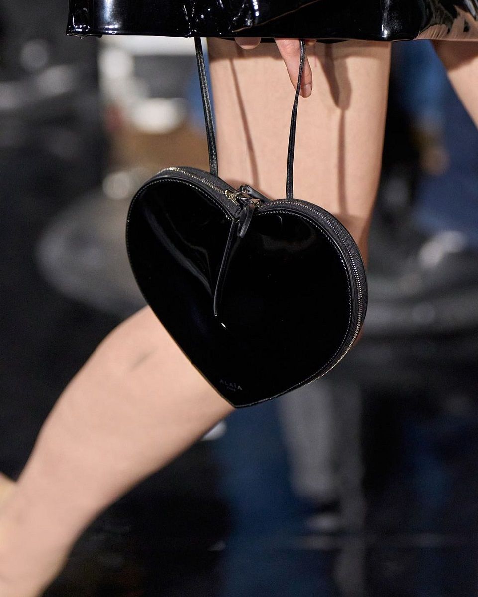 Trend SS23: the must-have bags of the moment XXL, wristlets, baguette, with romantic and sparkling details | Image 448481