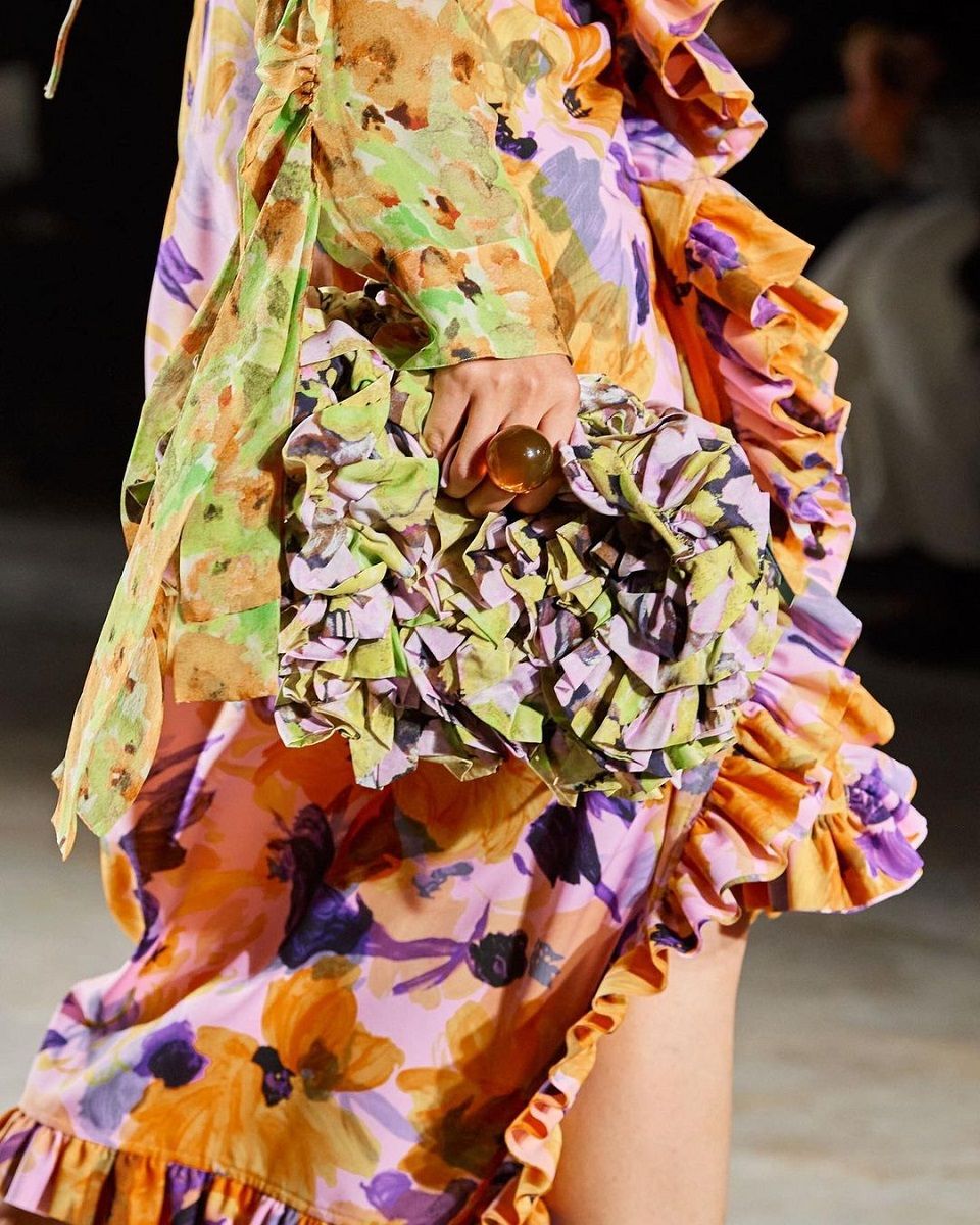 Trend SS23: the must-have bags of the moment XXL, wristlets, baguette, with romantic and sparkling details | Image 448483