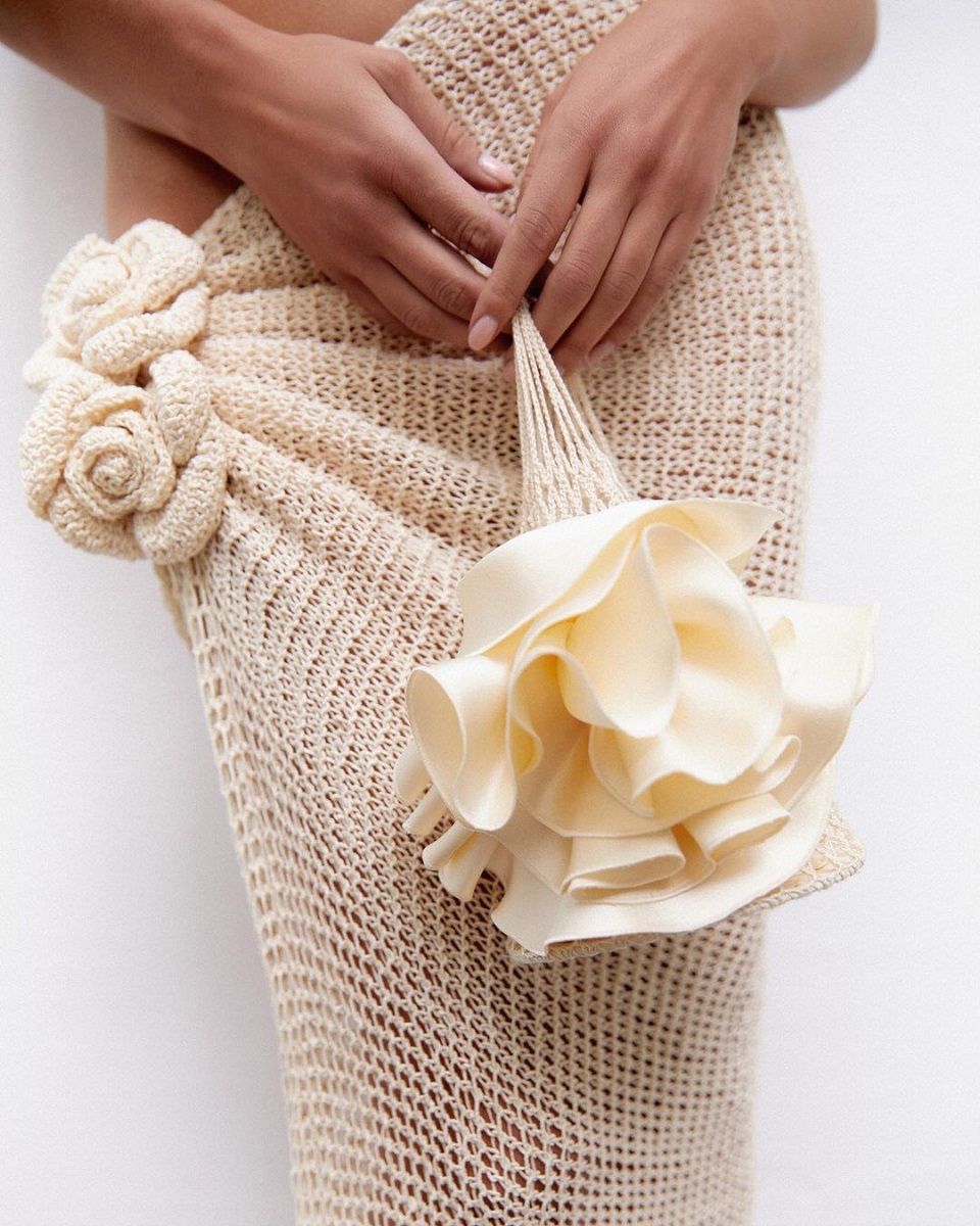 Trend SS23: the must-have bags of the moment XXL, wristlets, baguette, with romantic and sparkling details | Image 448490