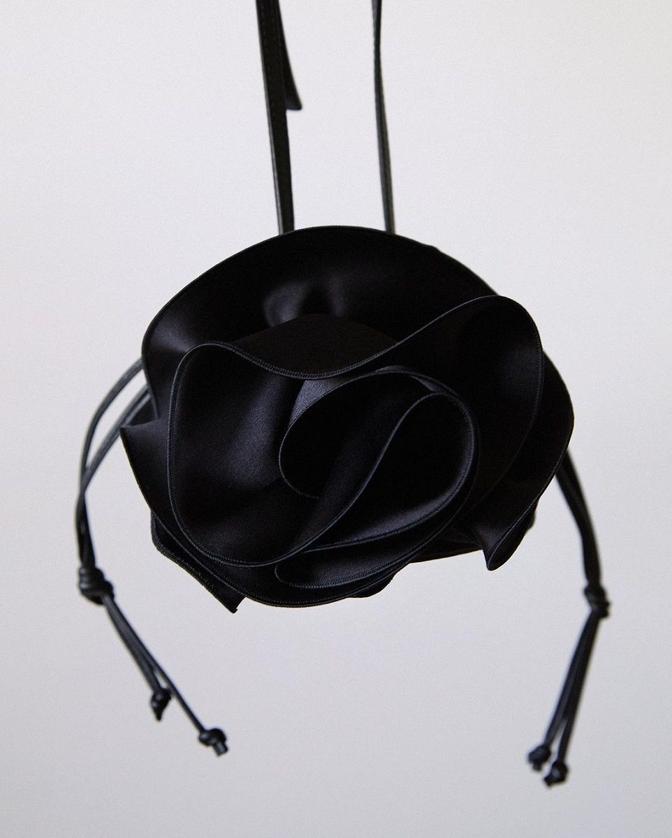 Trend SS23: the must-have bags of the moment XXL, wristlets, baguette, with romantic and sparkling details | Image 448491