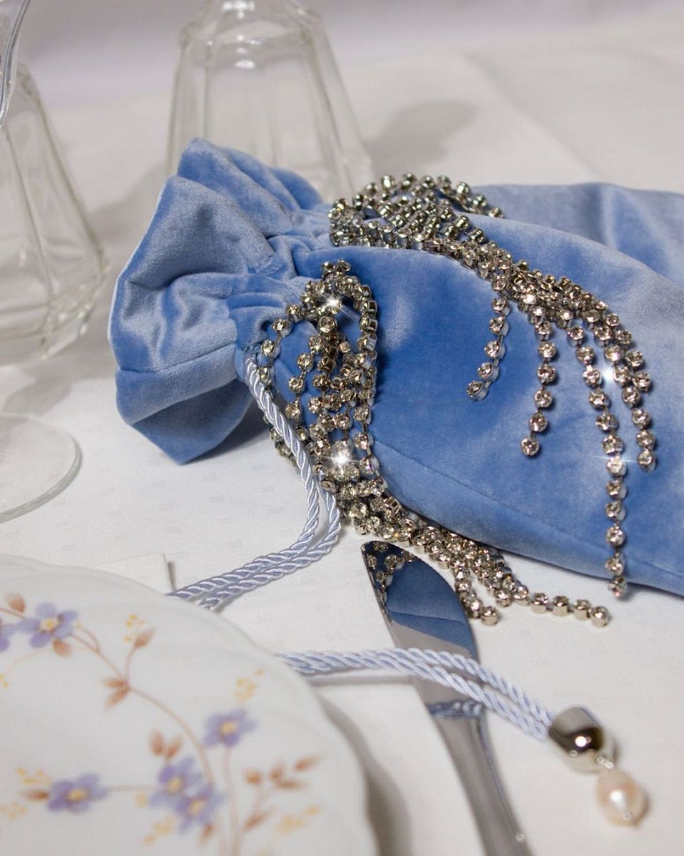 Trend SS23: the must-have bags of the moment XXL, wristlets, baguette, with romantic and sparkling details | Image 448484