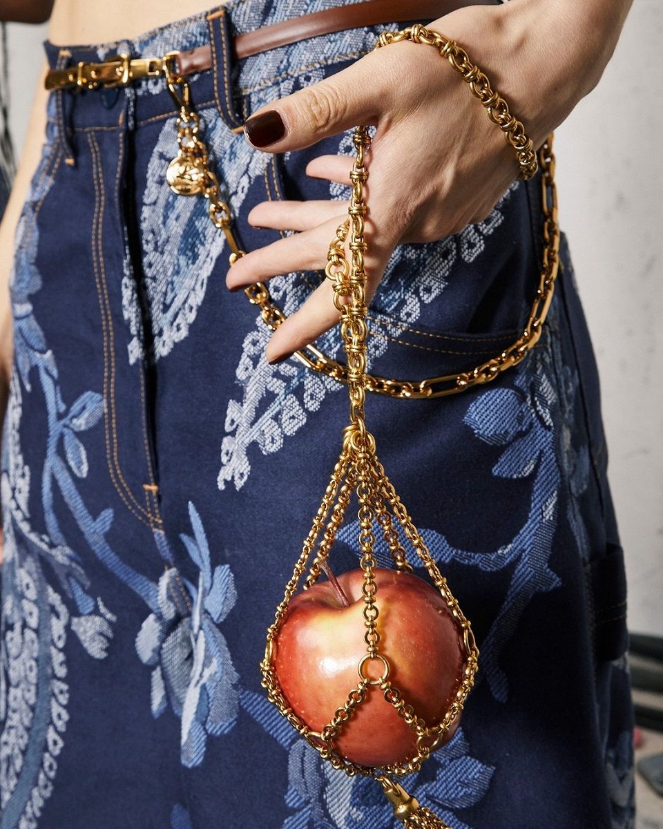 Trend SS23: the must-have bags of the moment XXL, wristlets, baguette, with romantic and sparkling details | Image 448485