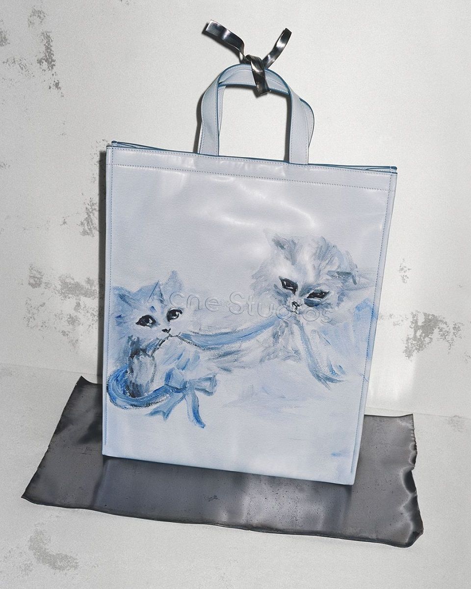 Trend SS23: the must-have bags of the moment XXL, wristlets, baguette, with romantic and sparkling details | Image 448486