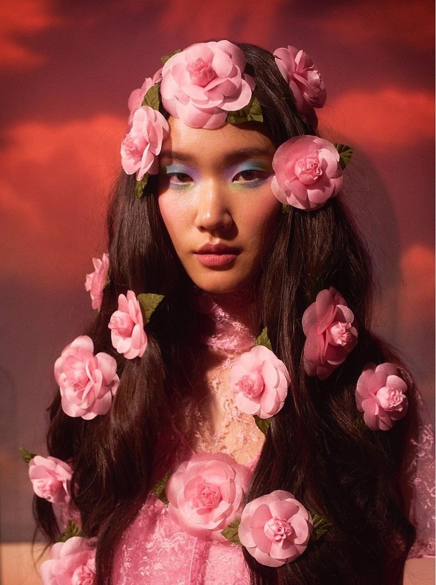 Fiori per la primavera, il trend che Miranda Priestley odierebbe Tra Y2K e Corsagecore, sugli outfit di stagione sbocciano applicazioni in stoffa di rose e altri fiori | Image 448707