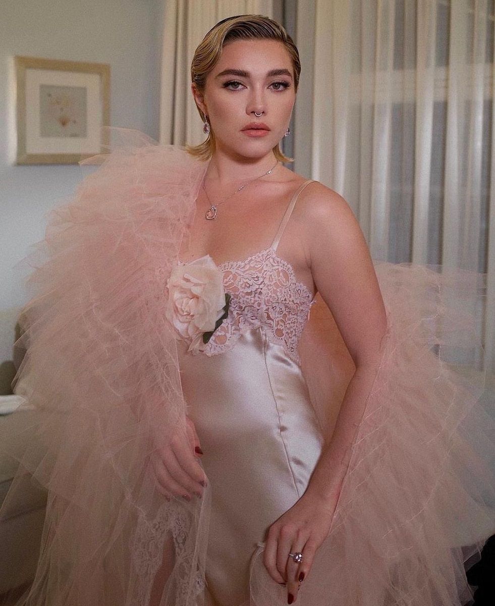 Fiori per la primavera, il trend che Miranda Priestley odierebbe Tra Y2K e Corsagecore, sugli outfit di stagione sbocciano applicazioni in stoffa di rose e altri fiori | Image 448711