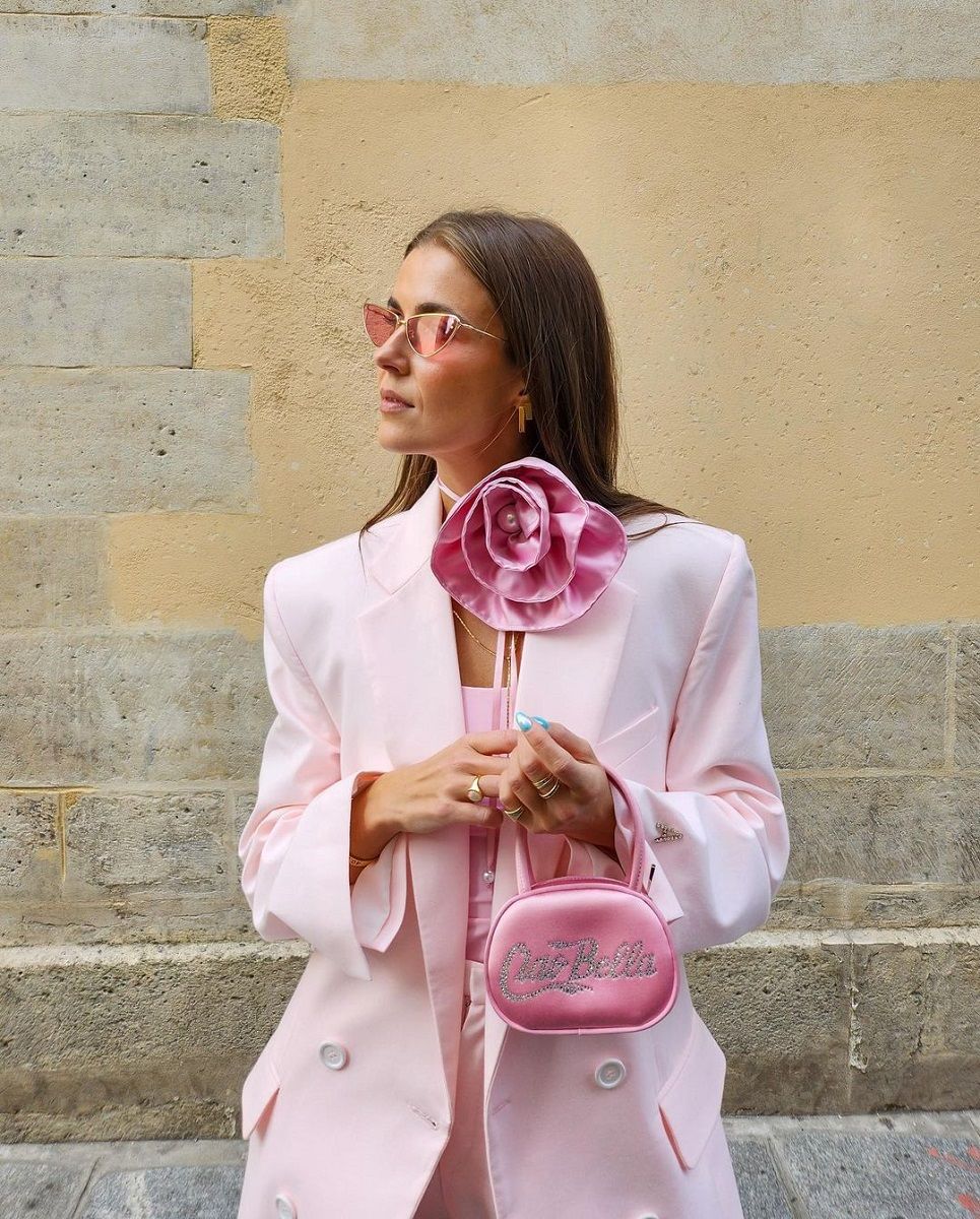 Fiori per la primavera, il trend che Miranda Priestley odierebbe Tra Y2K e Corsagecore, sugli outfit di stagione sbocciano applicazioni in stoffa di rose e altri fiori | Image 448709