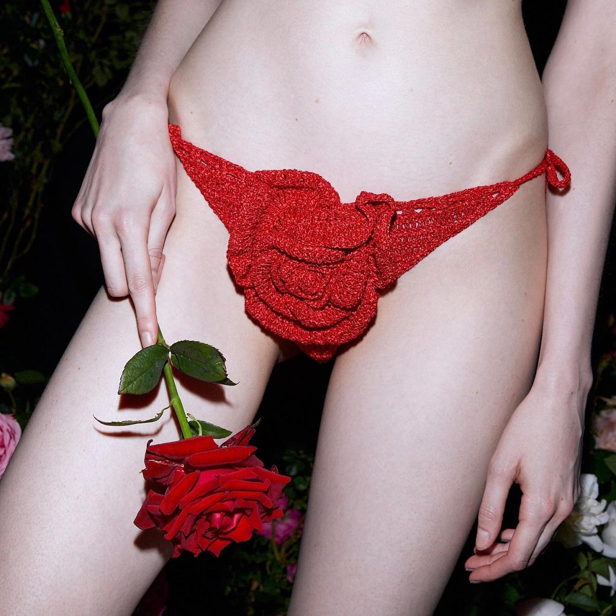 Fiori per la primavera, il trend che Miranda Priestley odierebbe Tra Y2K e Corsagecore, sugli outfit di stagione sbocciano applicazioni in stoffa di rose e altri fiori | Image 448712