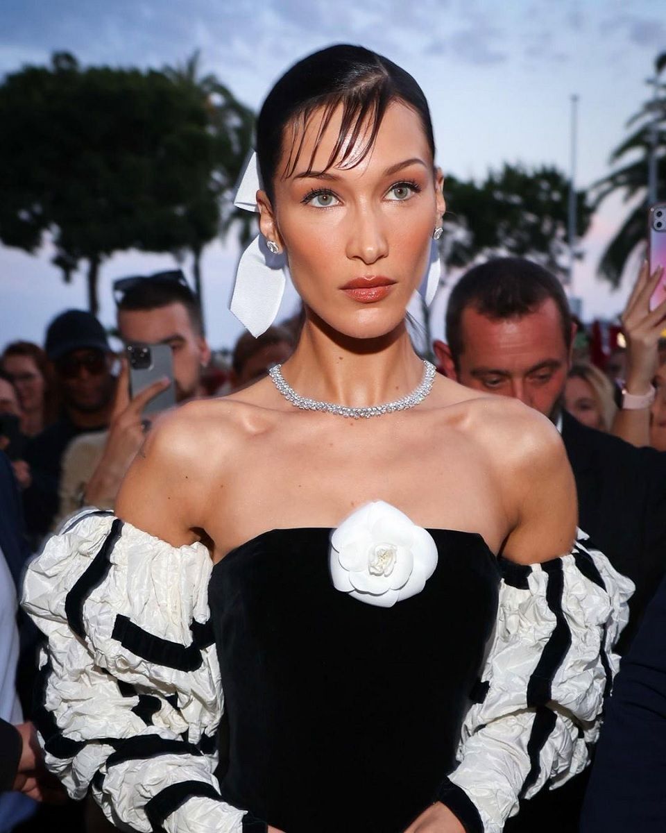 Fiori per la primavera, il trend che Miranda Priestley odierebbe Tra Y2K e Corsagecore, sugli outfit di stagione sbocciano applicazioni in stoffa di rose e altri fiori | Image 448701