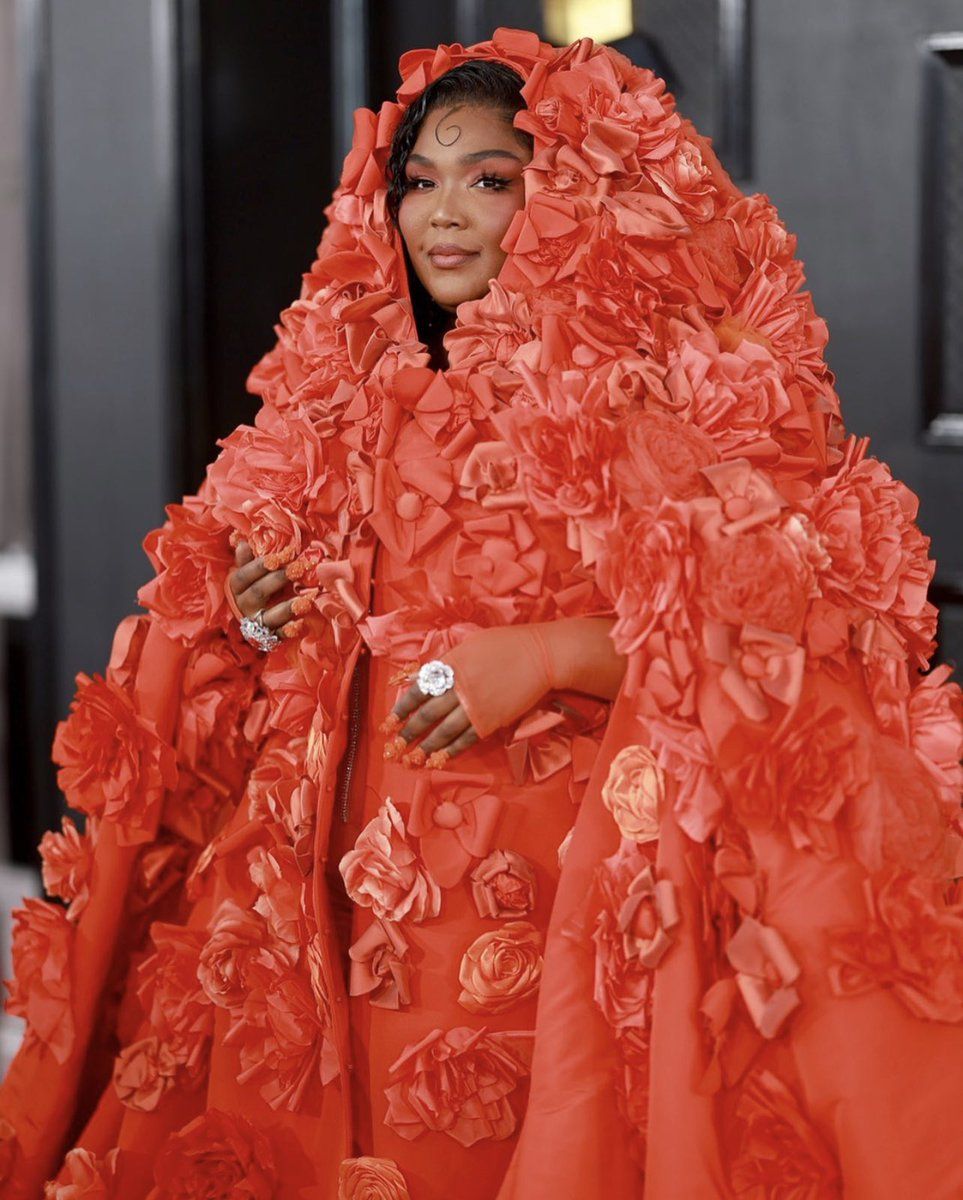 Fiori per la primavera, il trend che Miranda Priestley odierebbe Tra Y2K e Corsagecore, sugli outfit di stagione sbocciano applicazioni in stoffa di rose e altri fiori | Image 448958