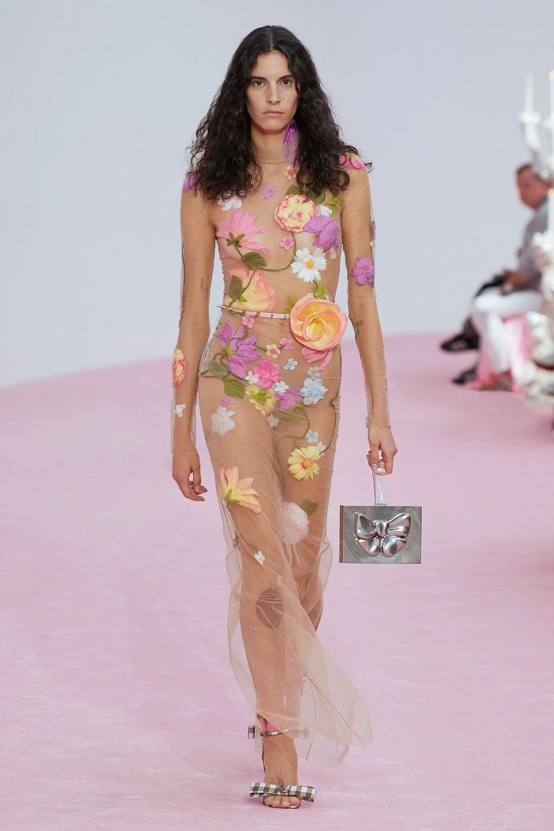 Fiori per la primavera, il trend che Miranda Priestley odierebbe Tra Y2K e Corsagecore, sugli outfit di stagione sbocciano applicazioni in stoffa di rose e altri fiori | Image 448683