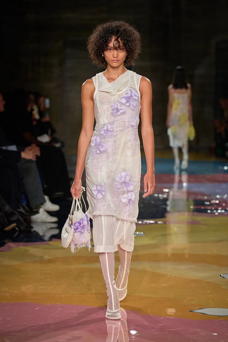 Fiori per la primavera, il trend che Miranda Priestley odierebbe Tra Y2K e Corsagecore, sugli outfit di stagione sbocciano applicazioni in stoffa di rose e altri fiori | Image 448678