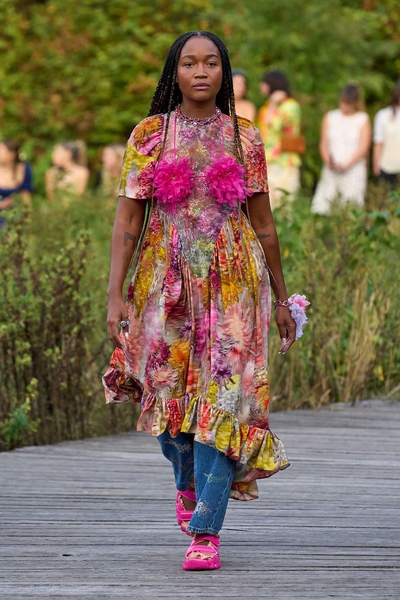 Fiori per la primavera, il trend che Miranda Priestley odierebbe Tra Y2K e Corsagecore, sugli outfit di stagione sbocciano applicazioni in stoffa di rose e altri fiori | Image 448682