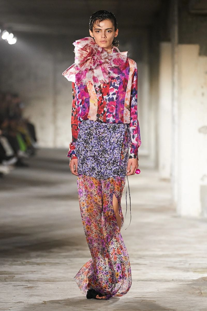 Fiori per la primavera, il trend che Miranda Priestley odierebbe Tra Y2K e Corsagecore, sugli outfit di stagione sbocciano applicazioni in stoffa di rose e altri fiori | Image 448686