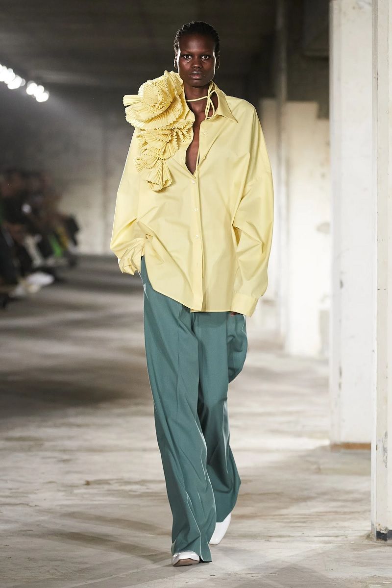 Fiori per la primavera, il trend che Miranda Priestley odierebbe Tra Y2K e Corsagecore, sugli outfit di stagione sbocciano applicazioni in stoffa di rose e altri fiori | Image 448690