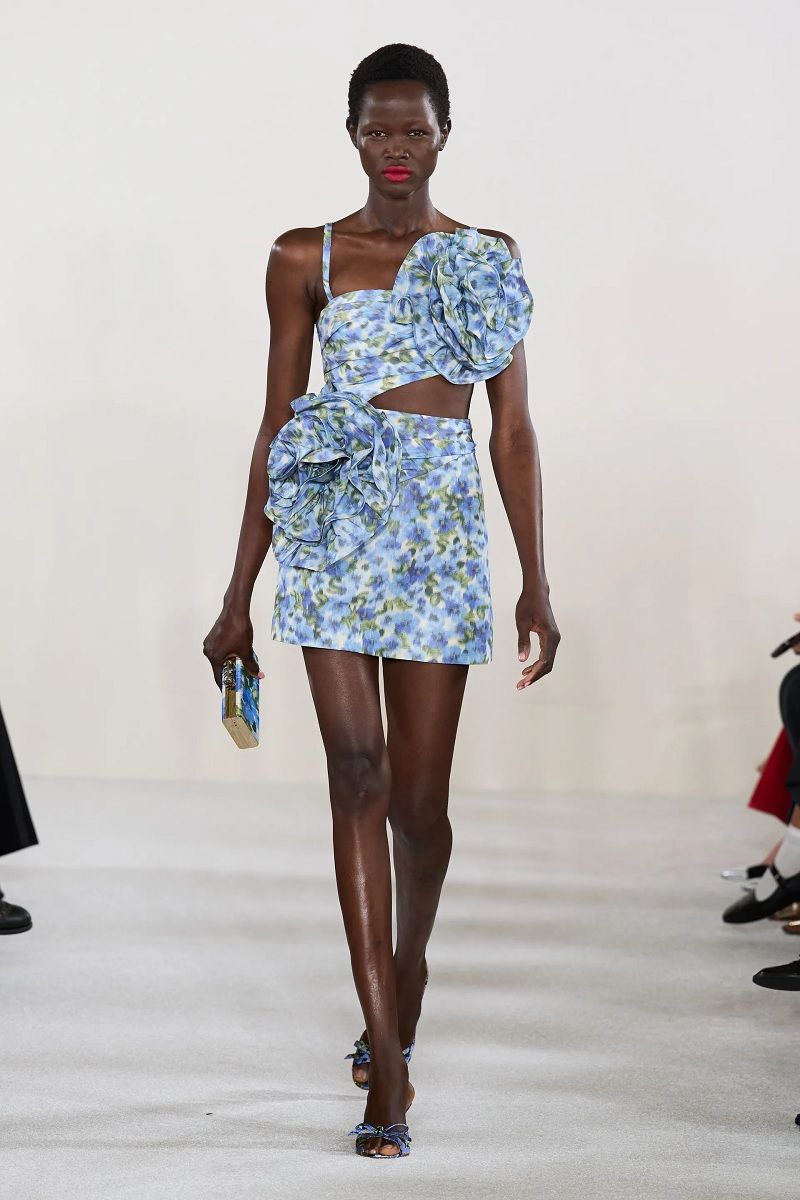 Fiori per la primavera, il trend che Miranda Priestley odierebbe Tra Y2K e Corsagecore, sugli outfit di stagione sbocciano applicazioni in stoffa di rose e altri fiori | Image 448680