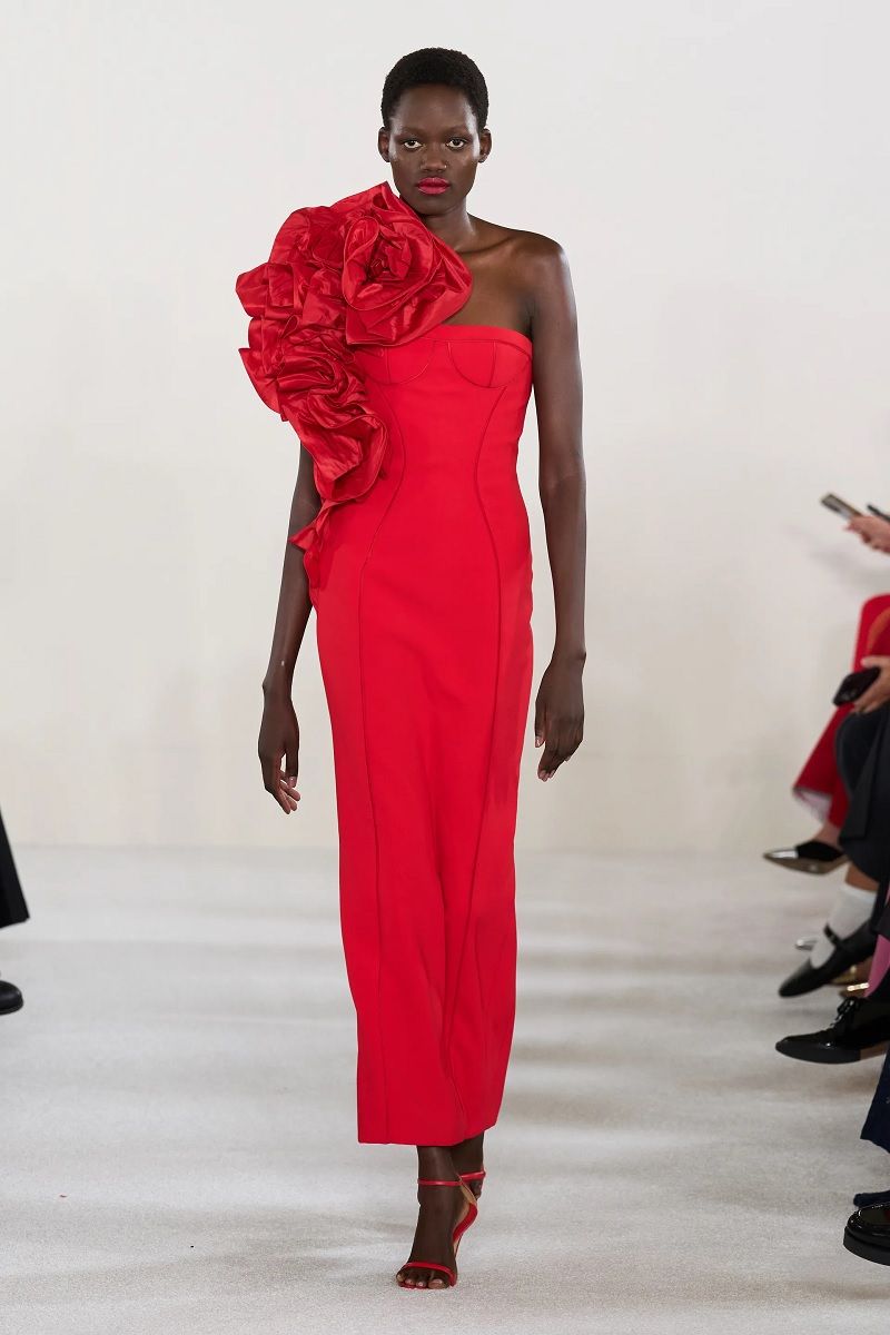 Fiori per la primavera, il trend che Miranda Priestley odierebbe Tra Y2K e Corsagecore, sugli outfit di stagione sbocciano applicazioni in stoffa di rose e altri fiori | Image 448679