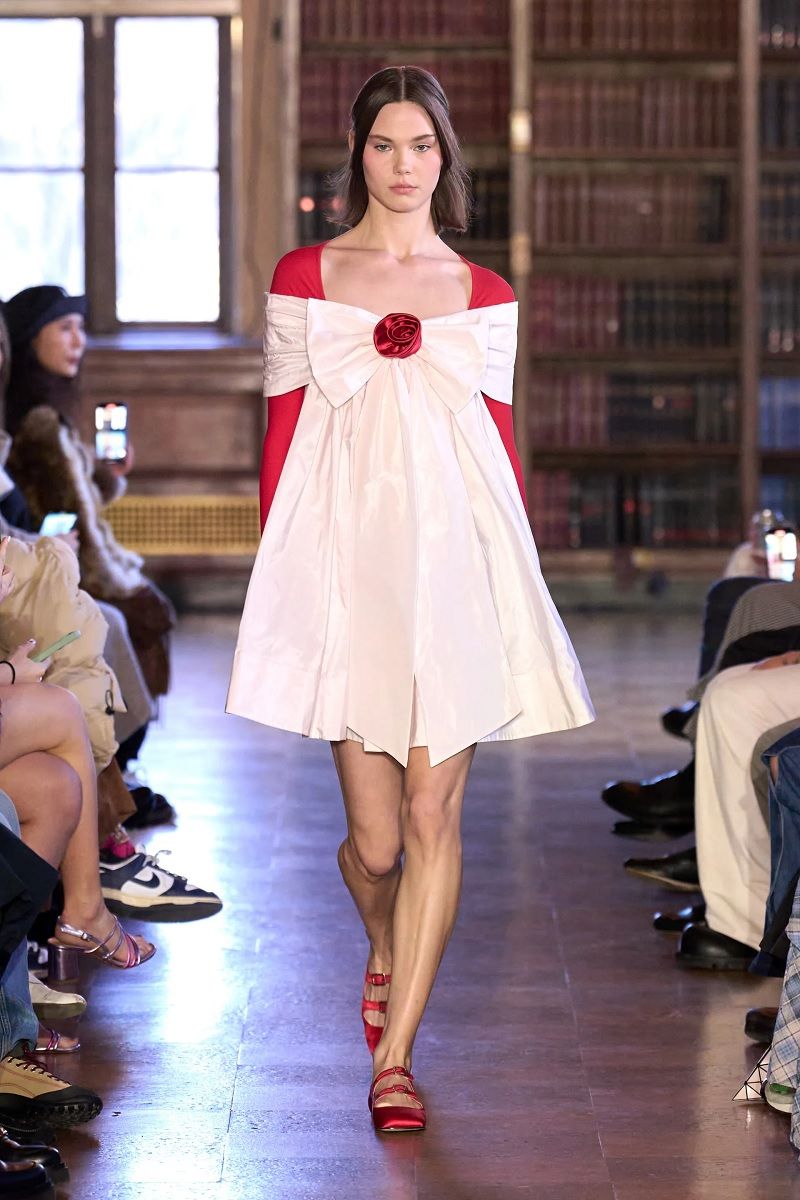 Fiori per la primavera, il trend che Miranda Priestley odierebbe Tra Y2K e Corsagecore, sugli outfit di stagione sbocciano applicazioni in stoffa di rose e altri fiori | Image 448692
