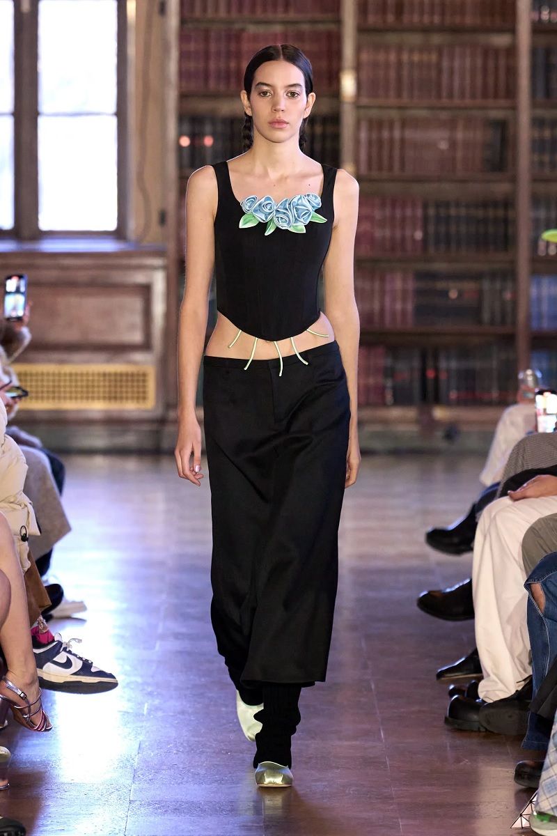 Fiori per la primavera, il trend che Miranda Priestley odierebbe Tra Y2K e Corsagecore, sugli outfit di stagione sbocciano applicazioni in stoffa di rose e altri fiori | Image 448693