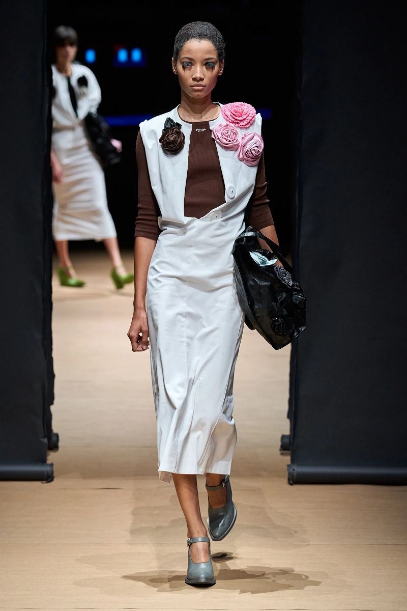 Fiori per la primavera, il trend che Miranda Priestley odierebbe Tra Y2K e Corsagecore, sugli outfit di stagione sbocciano applicazioni in stoffa di rose e altri fiori | Image 448687