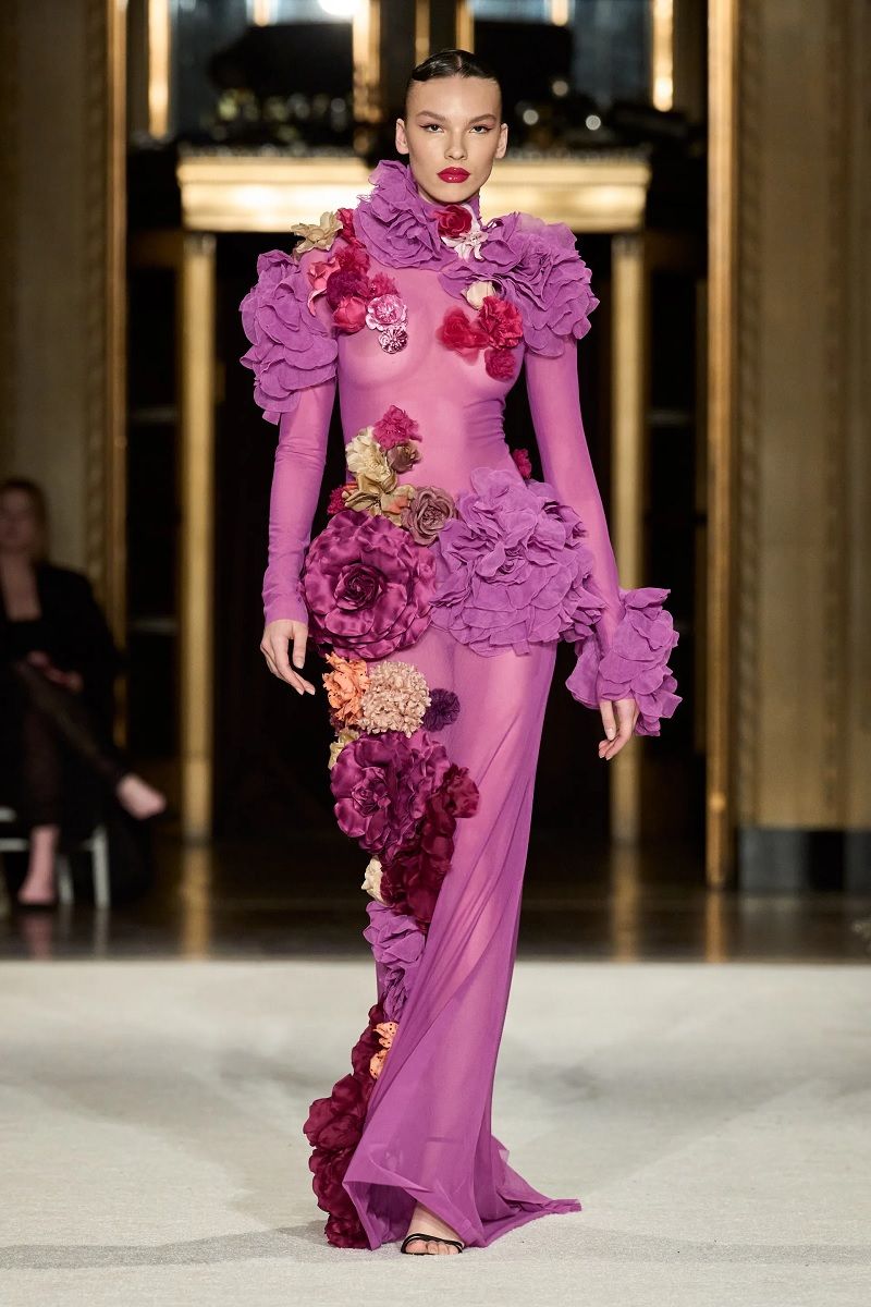 Fiori per la primavera, il trend che Miranda Priestley odierebbe Tra Y2K e Corsagecore, sugli outfit di stagione sbocciano applicazioni in stoffa di rose e altri fiori | Image 448698