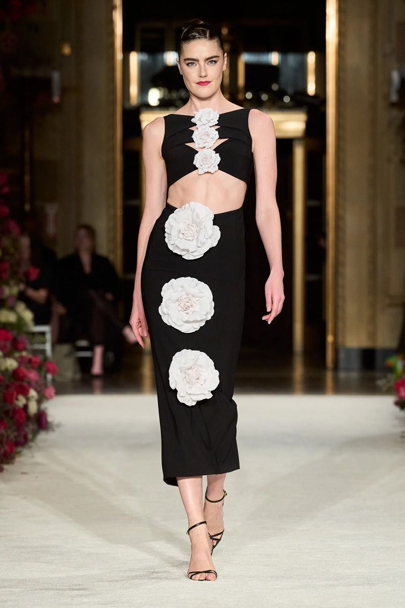 Fiori per la primavera, il trend che Miranda Priestley odierebbe Tra Y2K e Corsagecore, sugli outfit di stagione sbocciano applicazioni in stoffa di rose e altri fiori | Image 448694