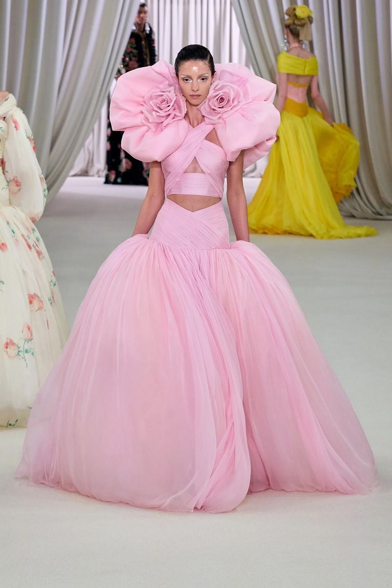 Fiori per la primavera, il trend che Miranda Priestley odierebbe Tra Y2K e Corsagecore, sugli outfit di stagione sbocciano applicazioni in stoffa di rose e altri fiori | Image 448674