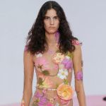 Fiori per la primavera, il trend che Miranda Priestley odierebbe Tra Y2K e Corsagecore, sugli outfit di stagione sbocciano applicazioni in stoffa di rose e altri fiori