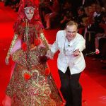 Il massimalismo colto e pop di Christian Lacroix L’impatto del lavoro di Lacroix non può essere dimenticato come dimostrano la storia della moda e la contemporaneità