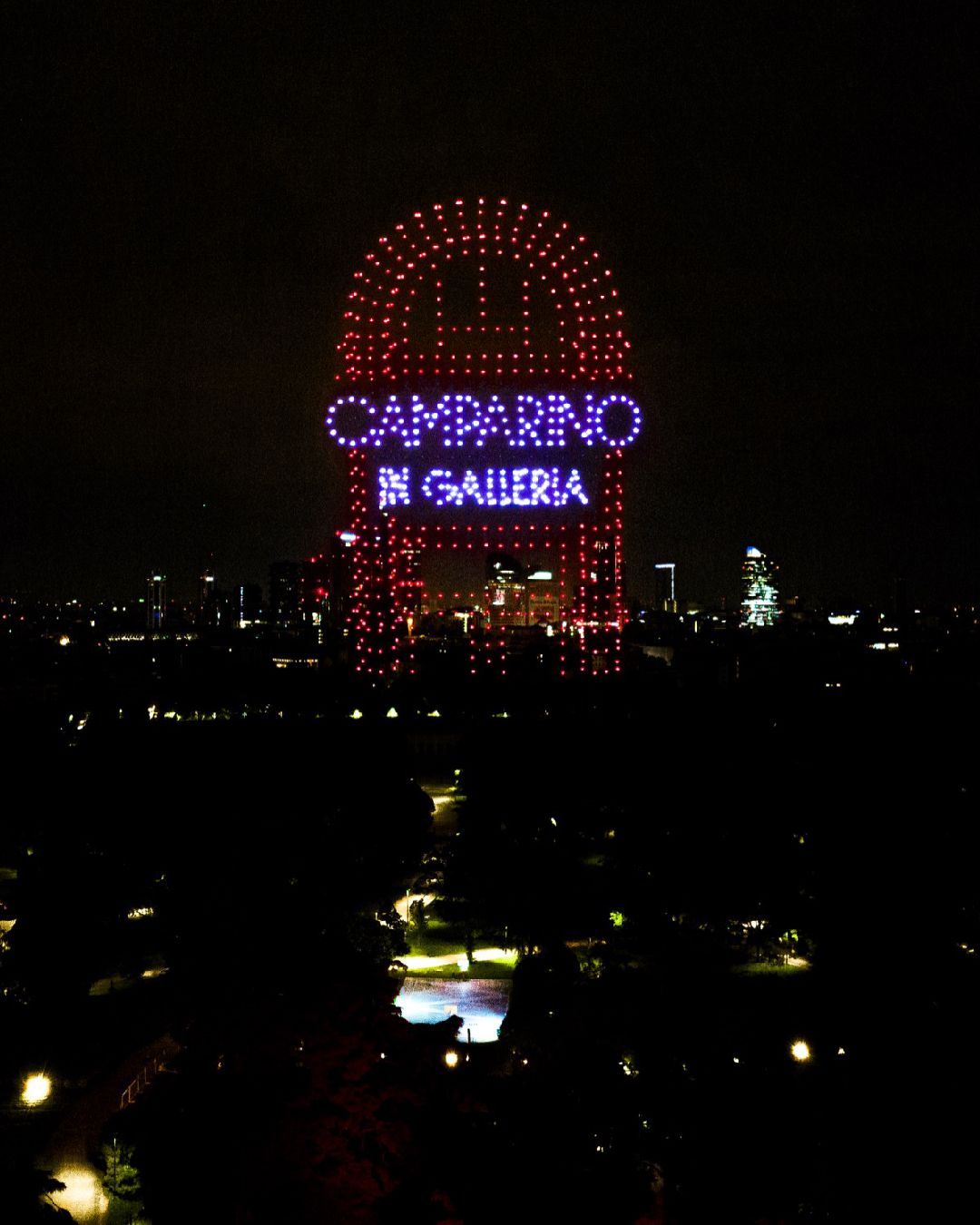 Campari protagonista dei cieli di Milano con un drone show in rosso  Dopo dieci anni,  l’iconica bottiglia scopre un nuovo design