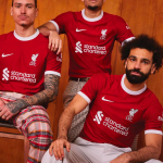 La maglia del Liverpool per il prossimo anno arriva dagli anni '70 Nike ha scelto un ritorno dello stile classico che ha contraddistinto l'estetica dei Reds