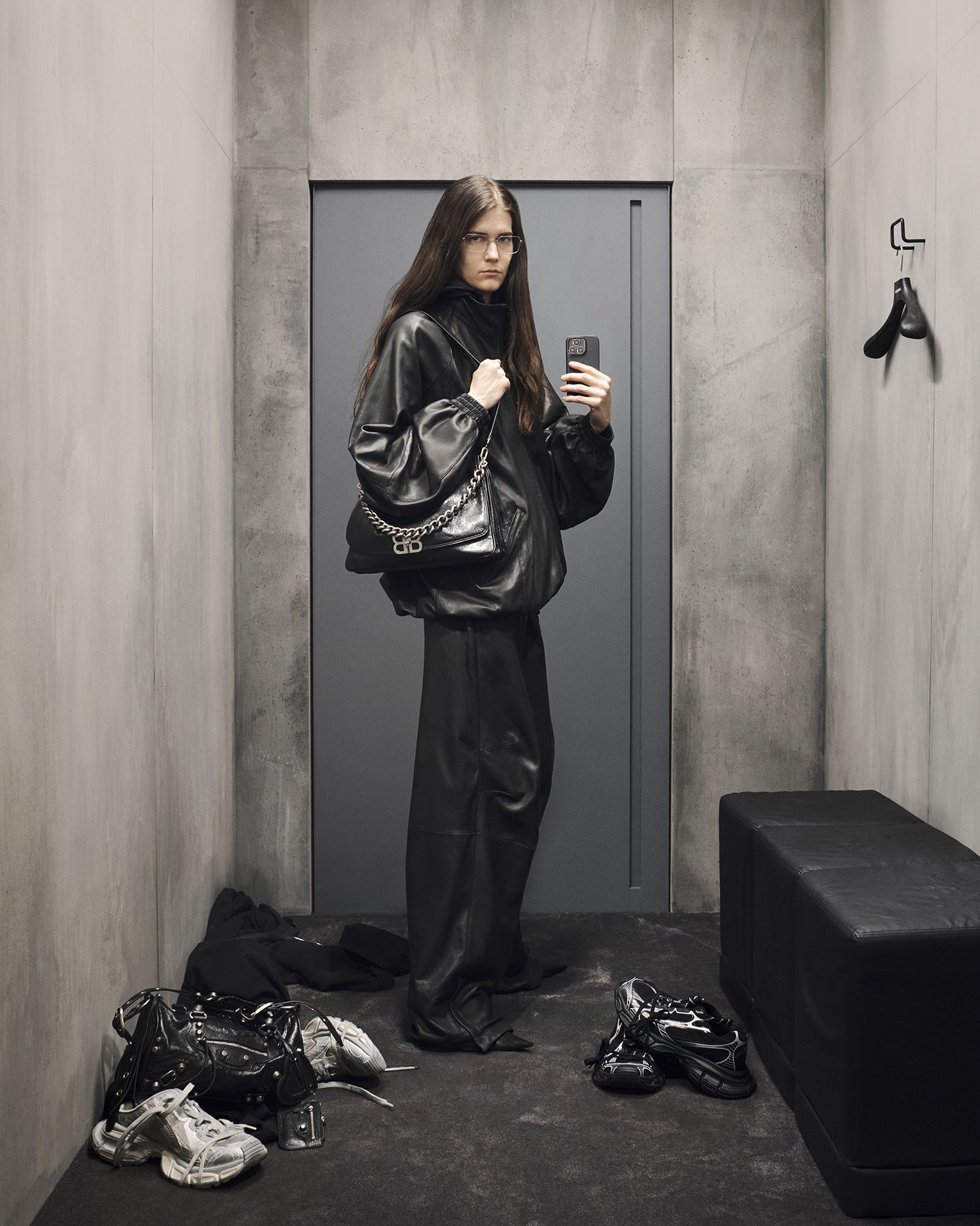 I mirror selfie della Fall 23 di Balenciaga sono di un altro livello