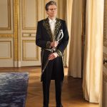 Anche agli accademici francesi piacciono i completi Balenciaga L'habit vert di Antoin Compagnon per la sua introduzione all'Académie Française disegnato da Demna