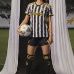 La maglia della Juventus 2023-2024 con il manto della zebra