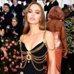 Is Lily-Rose Depp really free from her father's shadow? The 23 year old actress returns to the Cannes red carpet for the second time. The controversial series TV The Idol is presented out of competition
