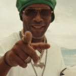 Cosa ci fa Ronaldinho nel nuovo video di Bad Bunny? E altri cameo di calciatori e allenatori nei video musicali