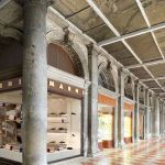 Marni ha aperto una nuova boutique in Piazza San Marco Interni in stucco veneziano e vetrine che si affacciano sulla Basilica celebrano il legame culturale tra la città e il brand
