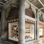 Marni has opened a boutique in Piazza San Marco Interiors in Venetian stucco and windows overlooking the Basilica celebrate the cultural link between the city and the brand