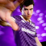 La nuova maglia della Fiorentina per la stagione 2023/24 Il giglio protagonista della nuova maglia Kappa