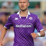 La maglia della Fiorentina è disponibile anche senza colletto Kappa ha scelto di eliminare per le maglie da tifoso uno degli elementi più discussi del nuovo design