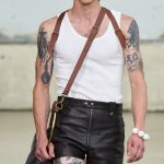 Quale canottiera indosserete quest'estate? Da Dolce&Gabbana a Courrèges, vediamo insieme i look migliori