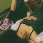 La nuova collaborazione tra PUMA e PLEASURES è un omaggio al Y2K Sneakers retrofuturistiche dal look DIY